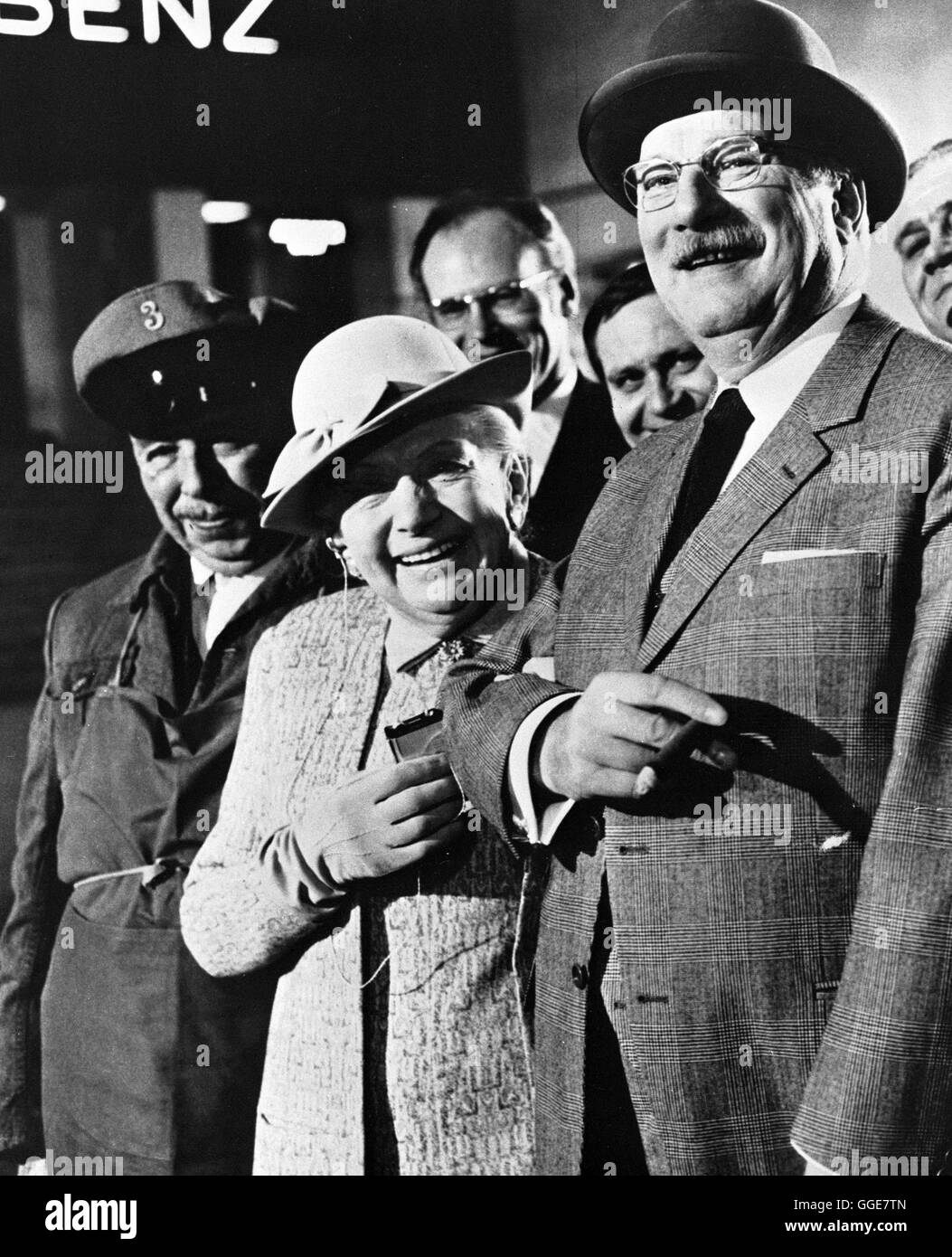 STERBEN HERREN MIT DER Donnersberger ÜBERGEHENDE / BRD 1969 / Wolfgang Staudte Szene Mit WILLY REICHERT (Otto Sikorski), AGNES WINDECK (Elisabeth Zenker) Und MARTIN HELD (Herbert Zenker). Regie: Wolfgang Staudte Stockfoto