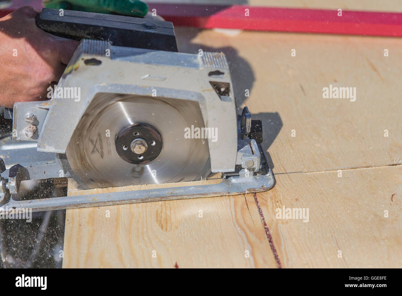 Tischler schneidet eine Kreissäge Sperrholz Stockfoto