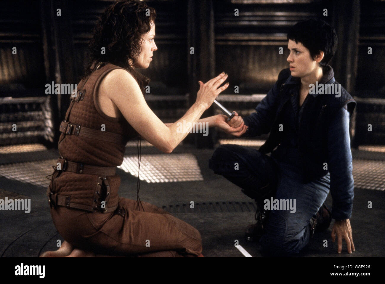 ALIEN - DIE WIEDERGEBURT / Alien: Auferstehung USA 1997 / Jean-Pierre Jeunet Szene Mit SIGOURNEY WEAVER (Ellen Ripley) Und WINONA RYDER (Annalee Call). Regie: Jean-Pierre Jeunet aka. Ausländer: Auferstehung Stockfoto