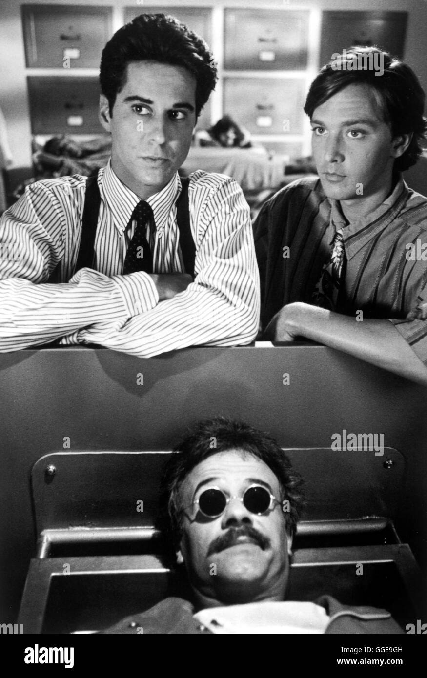 IMMER ÄRGER MIT BERNIE / Wochenende an Bernies USA 1989 / Ted Kotcheff Szene Mit JONATHAN SILVERMAN (Richard Parker), ANDREW MC CARTHY (Larry) Und TERRY KISER (Bernie, Vorne). Regie: Ted Kotcheff aka. Wochenende in Bernies Stockfoto