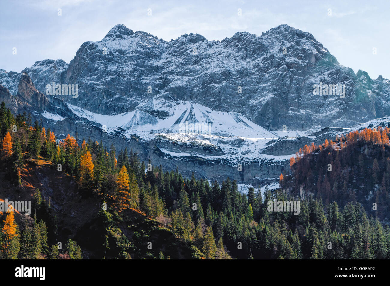 Hohe Berge mit Schnee bedeckt, im späten Herbst. Alpen, Österreich, Tirol, in der Nähe von Engalm. Stockfoto