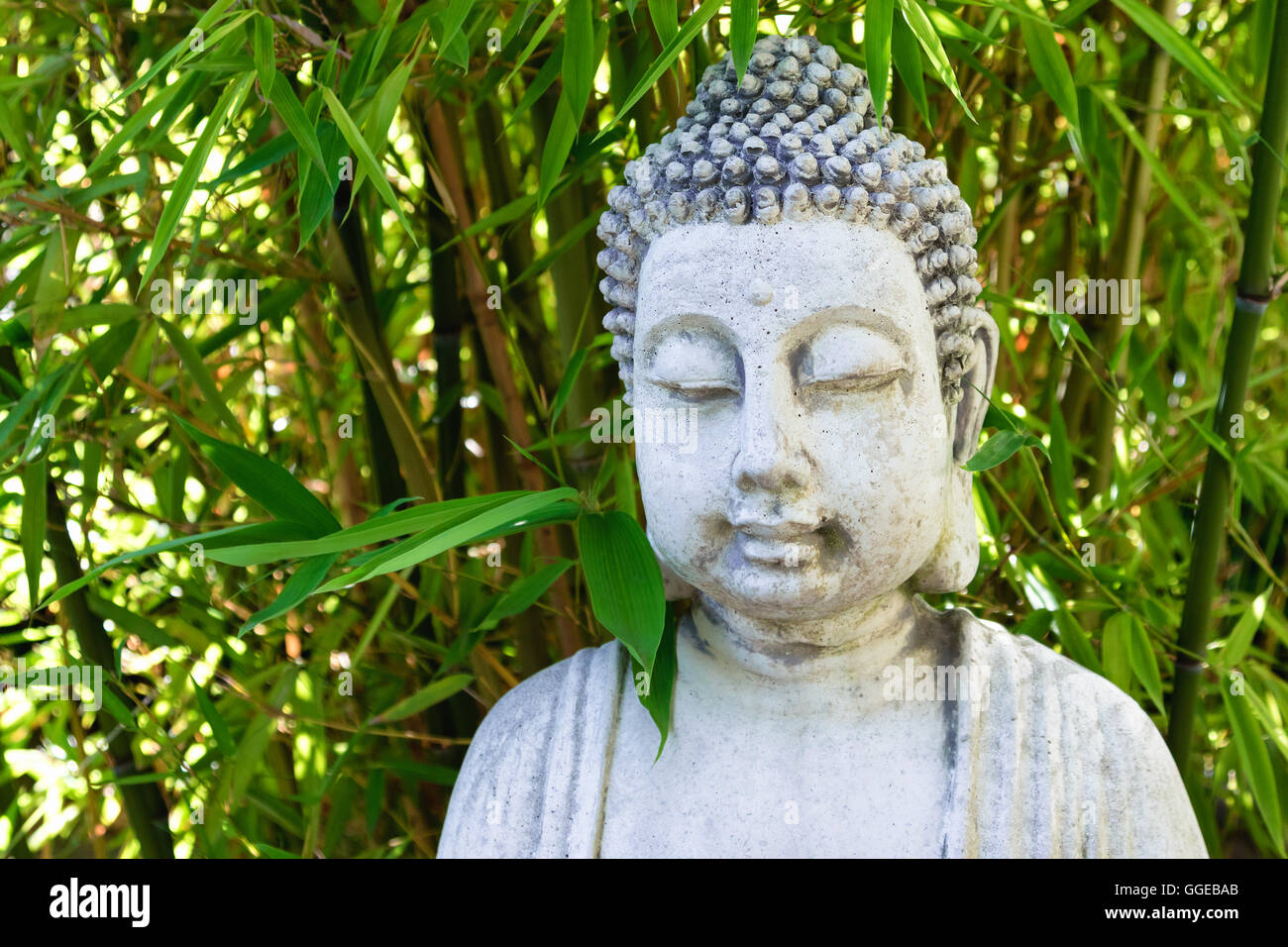 Buddha mit Bambus Blätter Balance Spa-Konzept Stockfoto