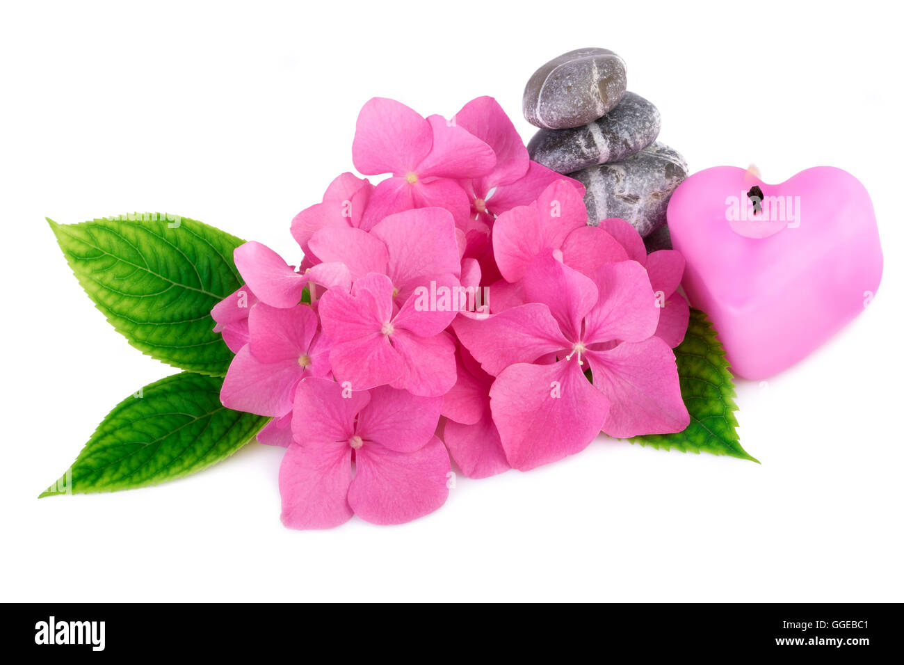 Wellness Steinen Zen mit Blumen und Kerzen in Form eines Herzens Stockfoto