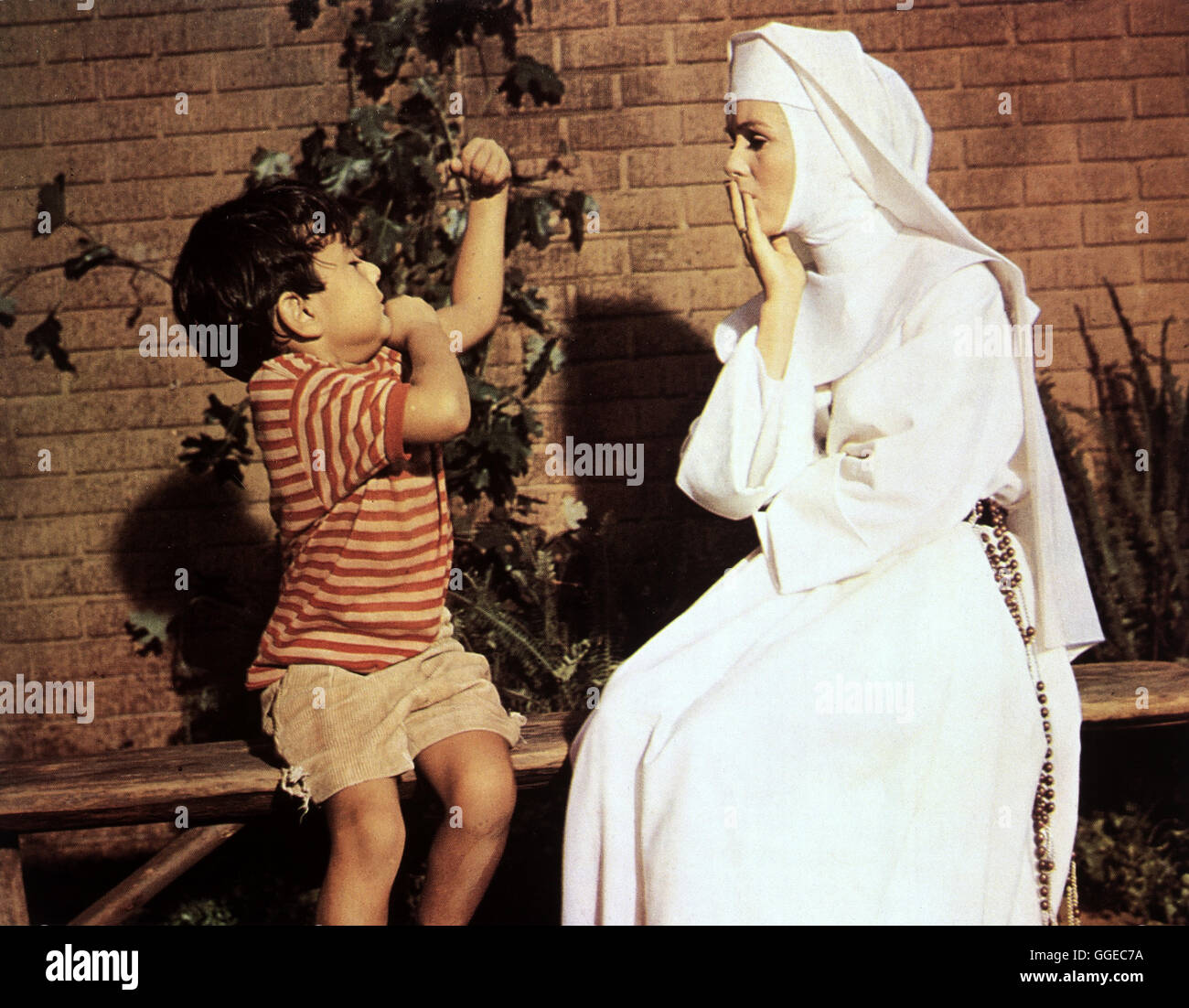 DOMINIQUE - DIE SINGENDE HENNY / The Singing Nun USA 1965 / Henry Koster Szene Mit DEBBIE REYNOLDS (Schwester Ann). Regie: Henry Koster aka. Die singende Nonne Stockfoto