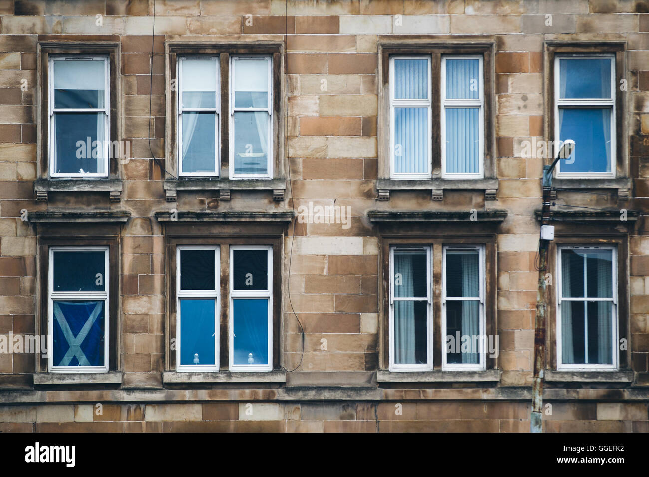 Glasgow Mietshaus Wohnungen mit Saltire Flagge. Stockfoto