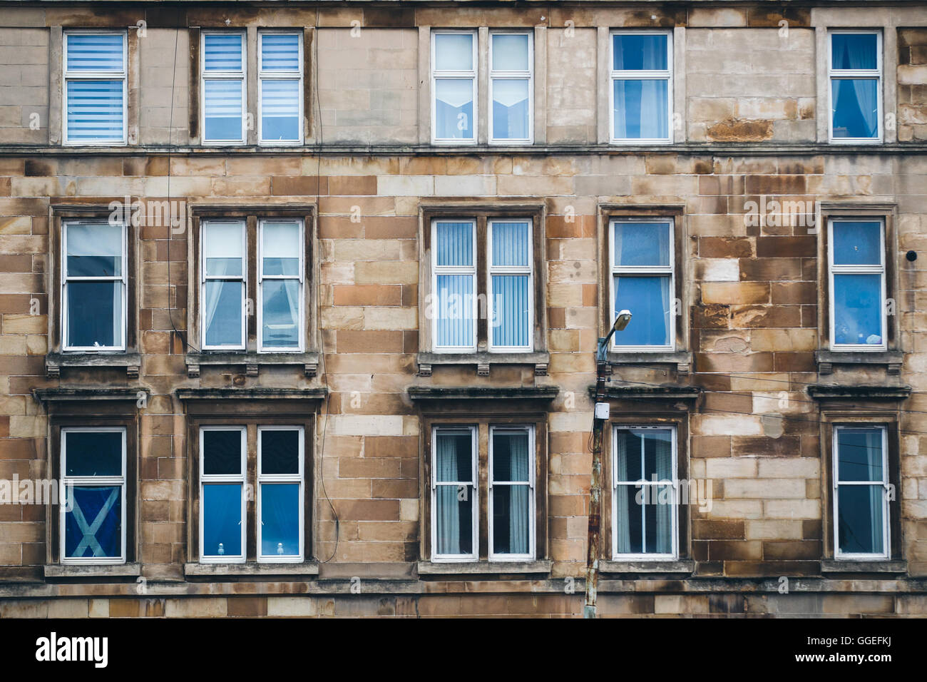 Glasgow Mietshaus Wohnungen mit Saltire Flagge. Stockfoto