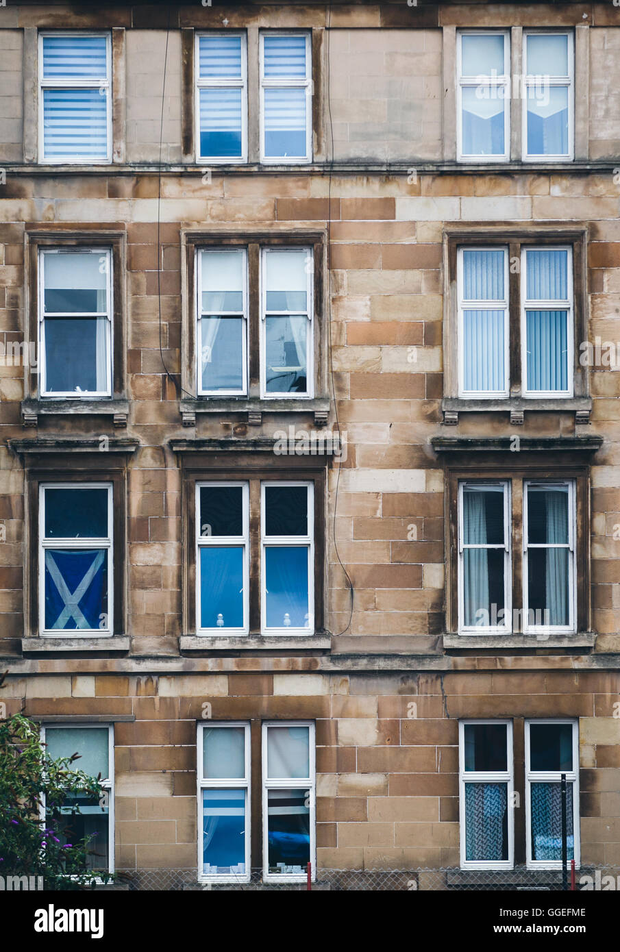 Glasgow Mietshaus Wohnungen mit Saltire Flagge. Stockfoto