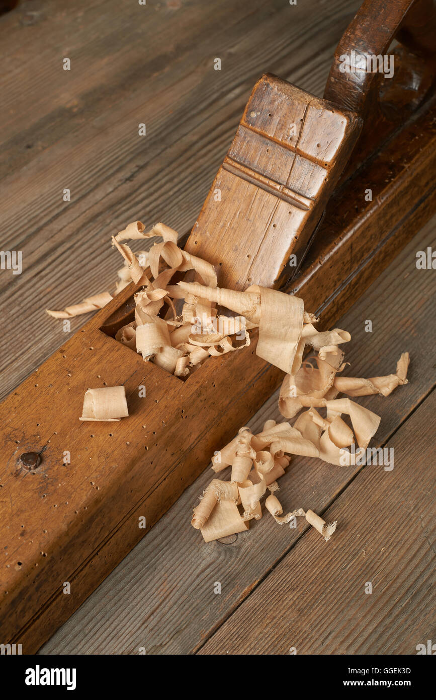 Holzbearbeitung-Tool. Hand-Flugzeug auf einer hölzernen Werkbank. Stockfoto