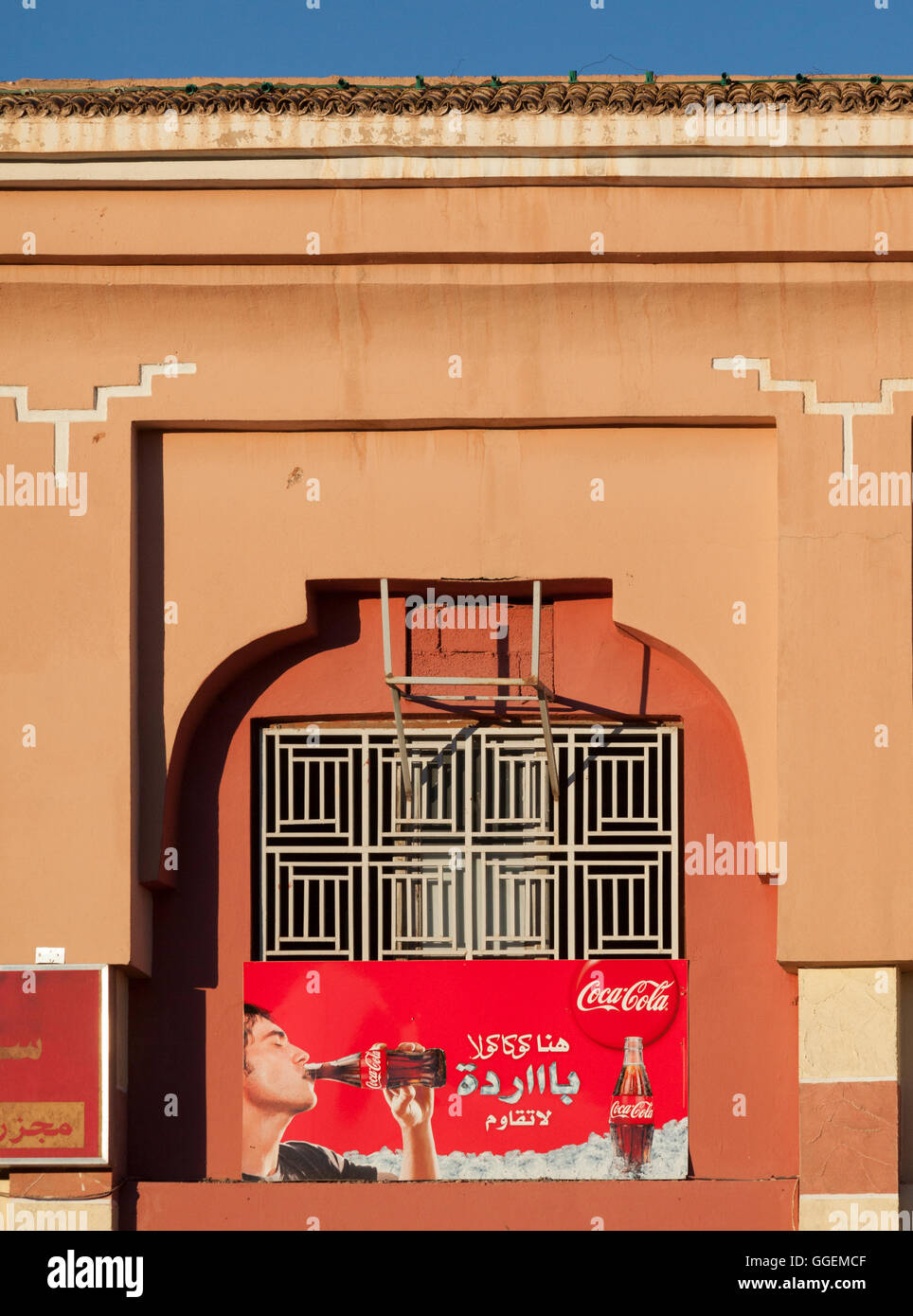 Eine Werbung für Coca Cola in der arabischen Sprache vor einem Geschäft in Ouarzazate, Marokko, Nordafrika. Stockfoto