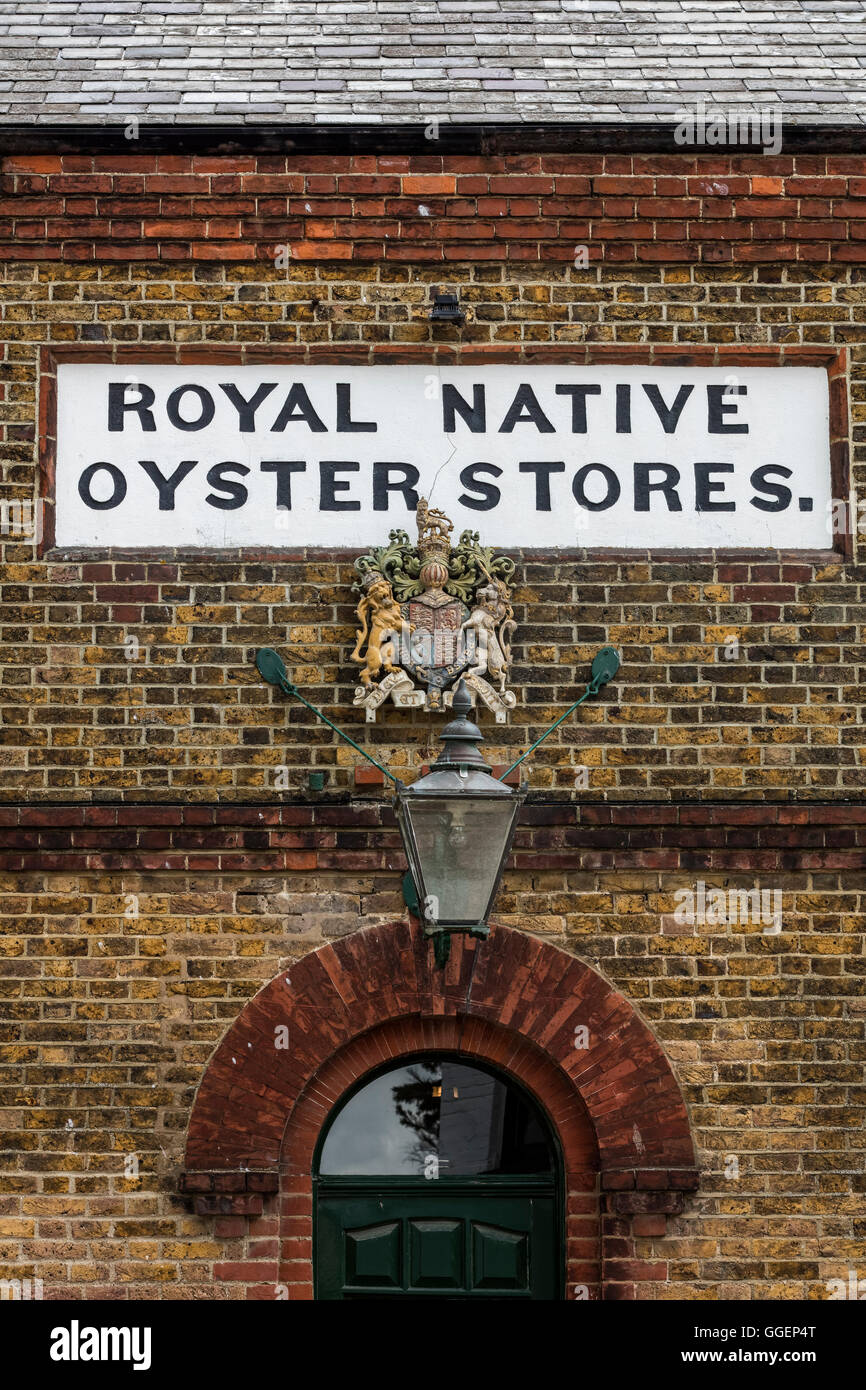 Royal Native Oyster Stores ein altes Gebäude mit Royal Crest Wappen in Whitstable, die Austern liefert Stockfoto