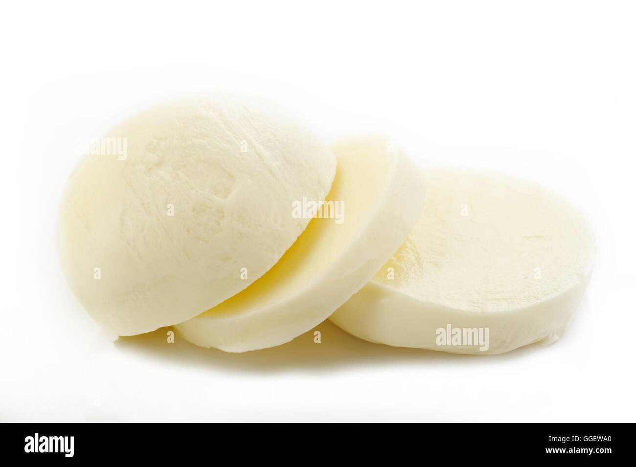 frischer Mozzarellakäse auf weißem Hintergrund Stockfoto