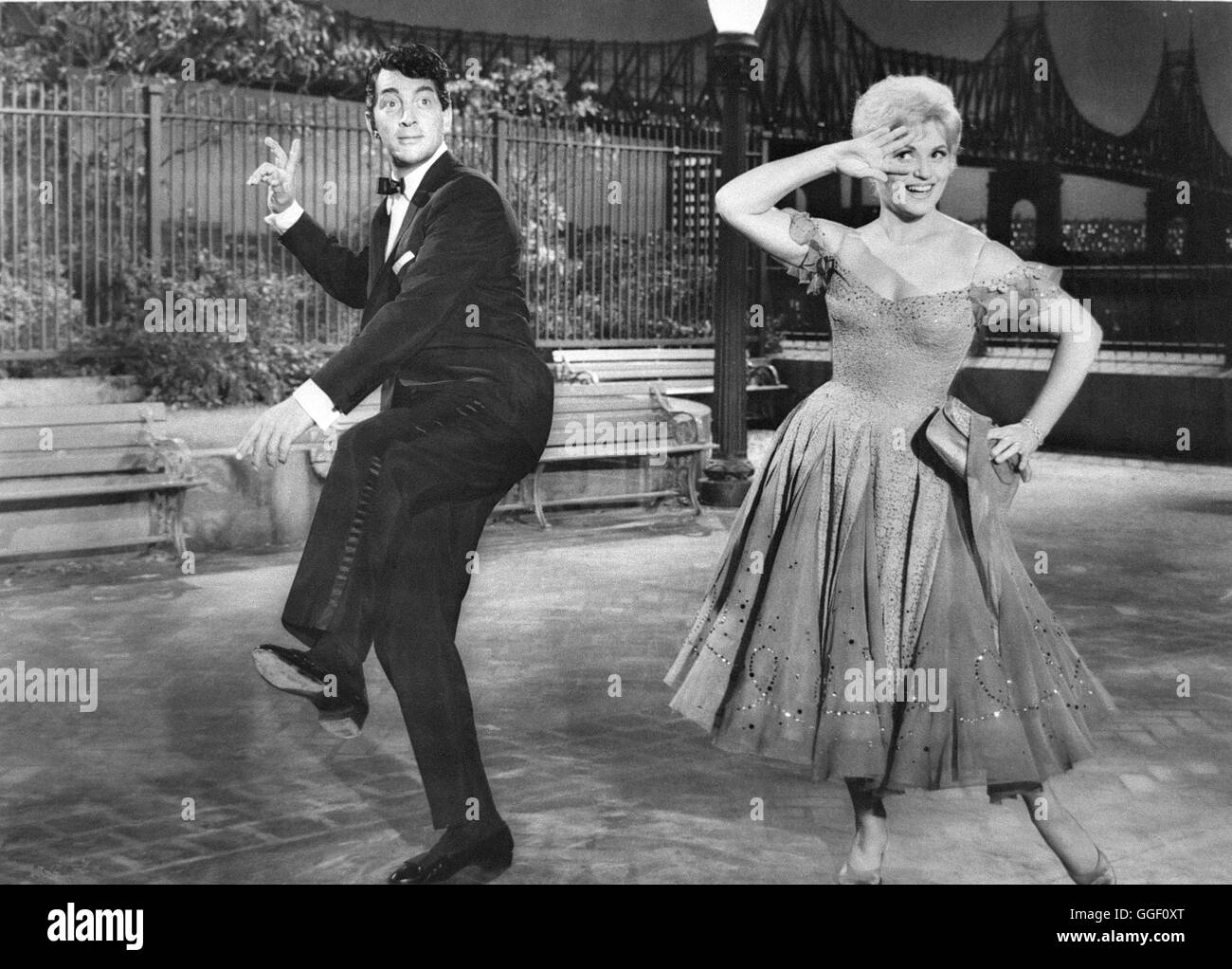 ANRUF GENÜGT - KOMME INS HAUS / Glocken läuten USA 1959 / Vincente Minnelli sterben Hilfsbereite Telefonistin Eines Auftragsdienstes Bringt Ihren Kunden, Einen Mutlos Gewordenen Schriftsteller, Wieder in Schwung... Szene Mit JUDY HOLLIDAY (Ella Peterson) Und DEAN MARTIN (Jeffrey Moss). Regie: Vincente Minnelli aka. Glocken läuten Stockfoto