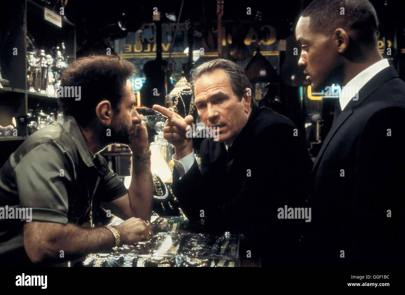MEN IN BLACK 2 / Men In Black 2 USA 2002 / Barry Sonnenfeld Szene Mit Agent K (TOMMY LEE JONES) Und Agent J (WILL SMITH). Regie: Barry Sonnenfeld aka. Men In Black 2 Stockfoto
