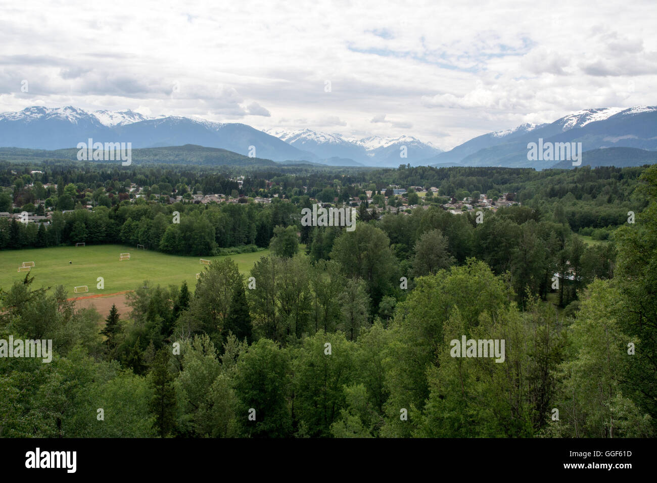 Ein Blick auf die Stadt Terrace, und die Coast Mountains und gemäßigten Regenwald im Hintergrund, im Norden von British Columbia, Kanada. Stockfoto
