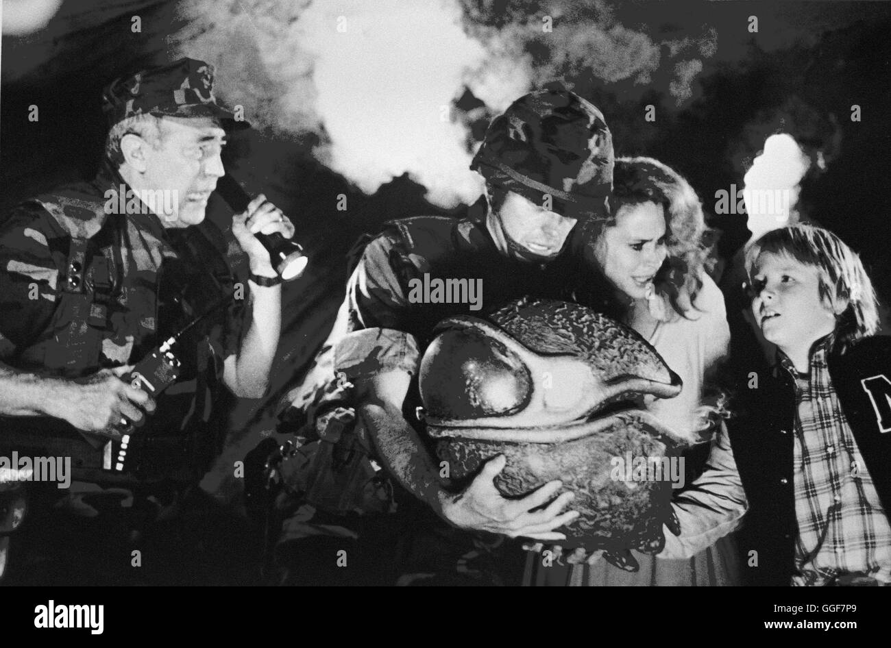 INVASION VOM MARS / Invaders from Mars USA 1986 / Tobe Hopper Szene Mit General Wilson (JAMES KAREN), Captain Curtis (CHRISTOPHER ALLPORT), Linda Magnusson (KAREN BLACK), David Gardner (HUNTER CARSON)) Regie: Tobe Hopper aka. Invaders from Mars Stockfoto