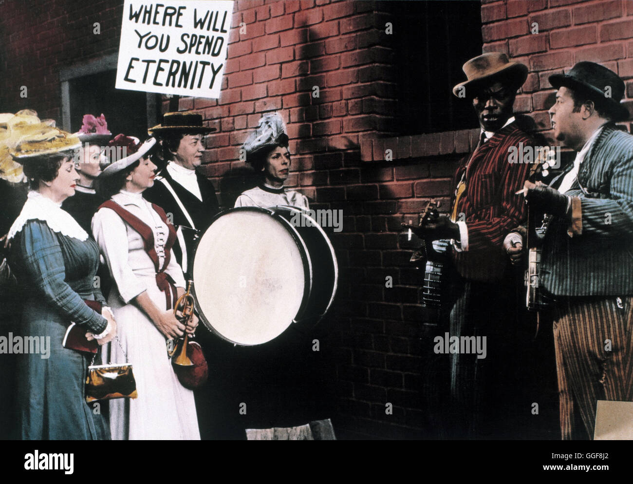CAT BALLOU - HÄNGEN SOLLST DU IN WYOMING / Cat Ballou USA 1965 / Elliot Silverstein Szene Mit NAT 'KING' COLE Und STUBBY KAYE Regie: Elliot Silverstein aka. Cat Ballou Stockfoto