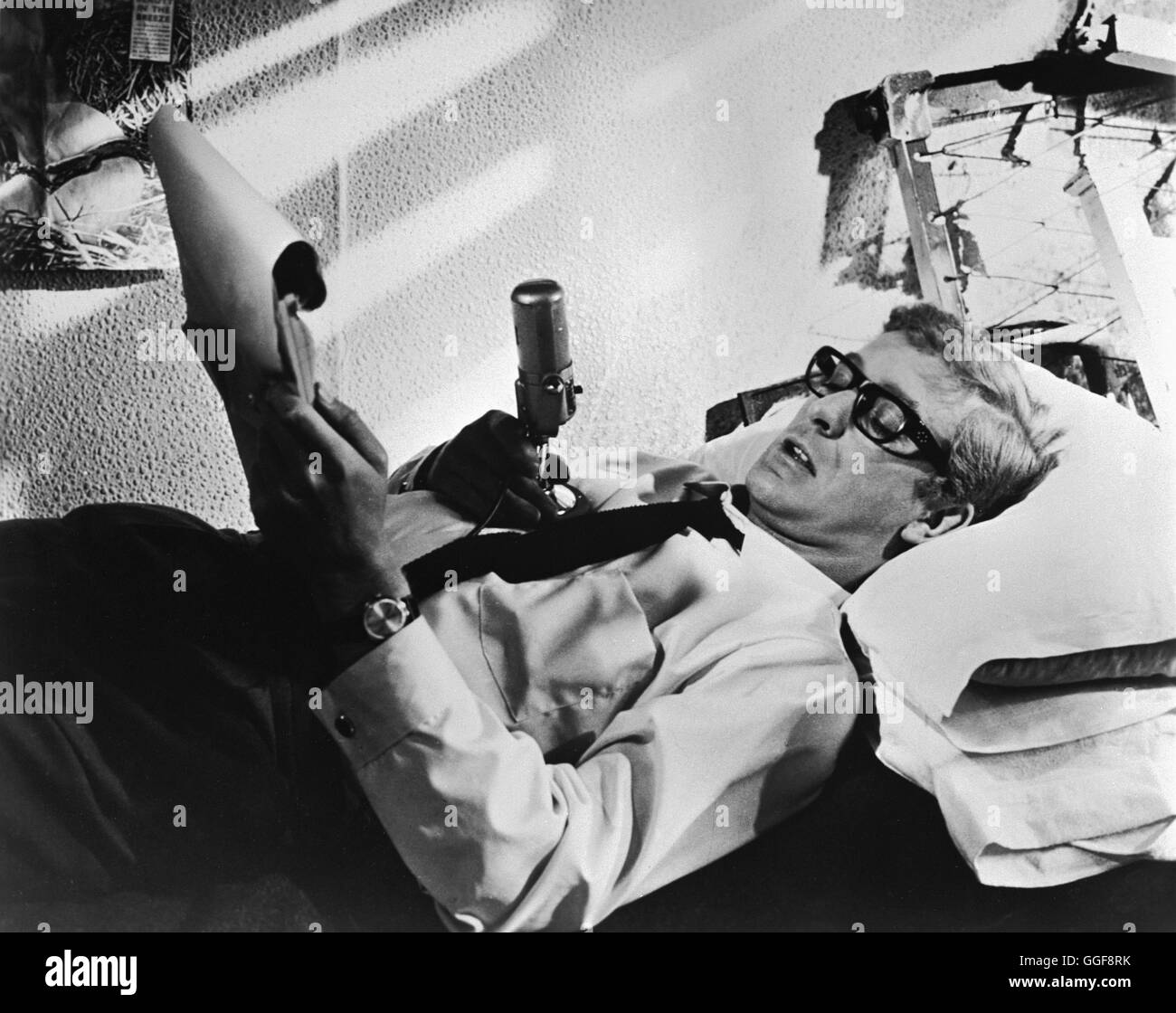 IPCRESS - STRENG GEHEIM / The Ipress Datei GB 1965 / Sidney J. Furie MICHAEL CAINE als Harry Palmer in "Ipcress - Streng Geheim", 1965. Regie: Sidney J. Furie aka. Die Ipress Datei Stockfoto