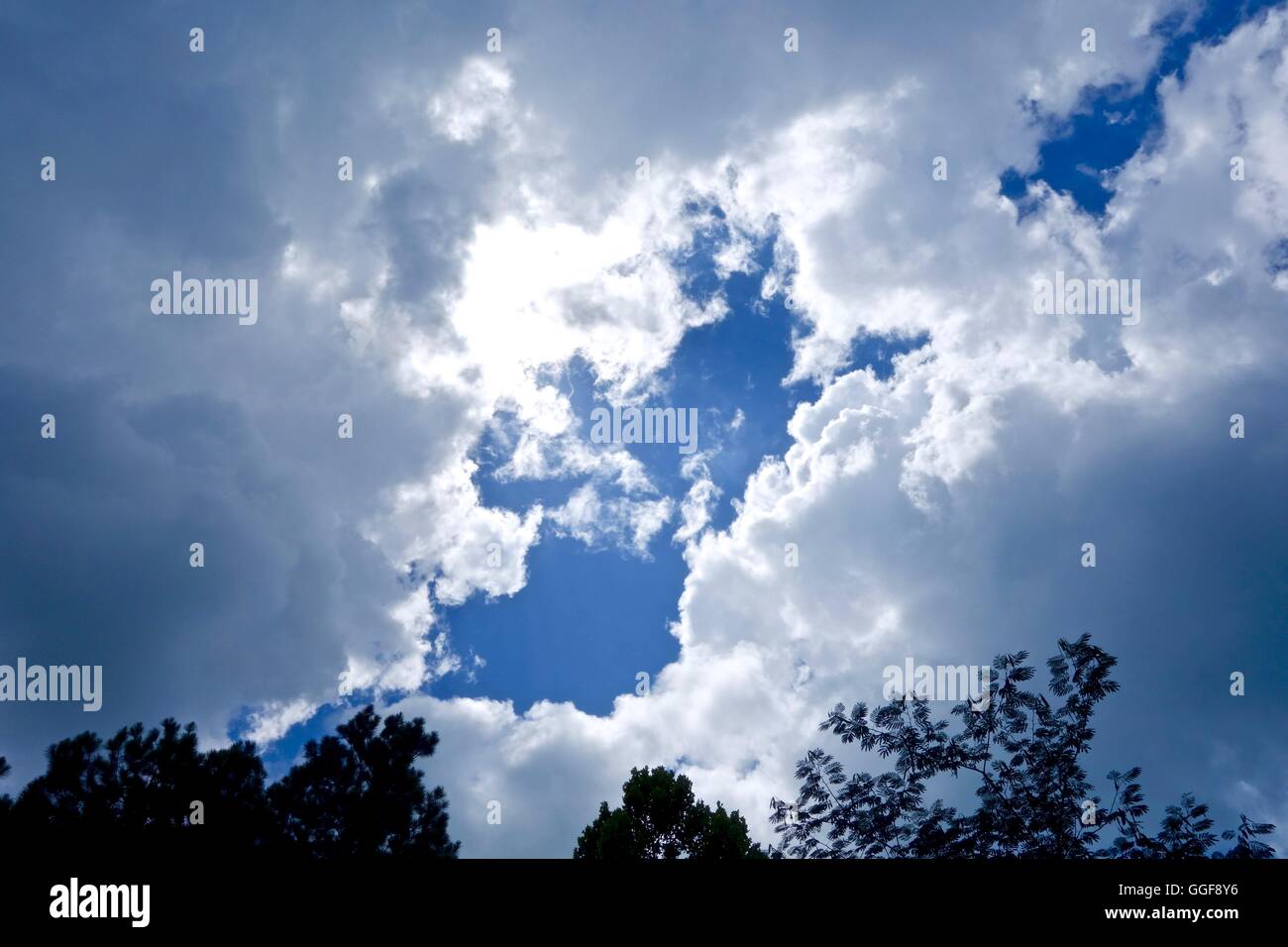 Wolkenbildung am Himmel an einem heißen Sommernachmittag. Stockfoto