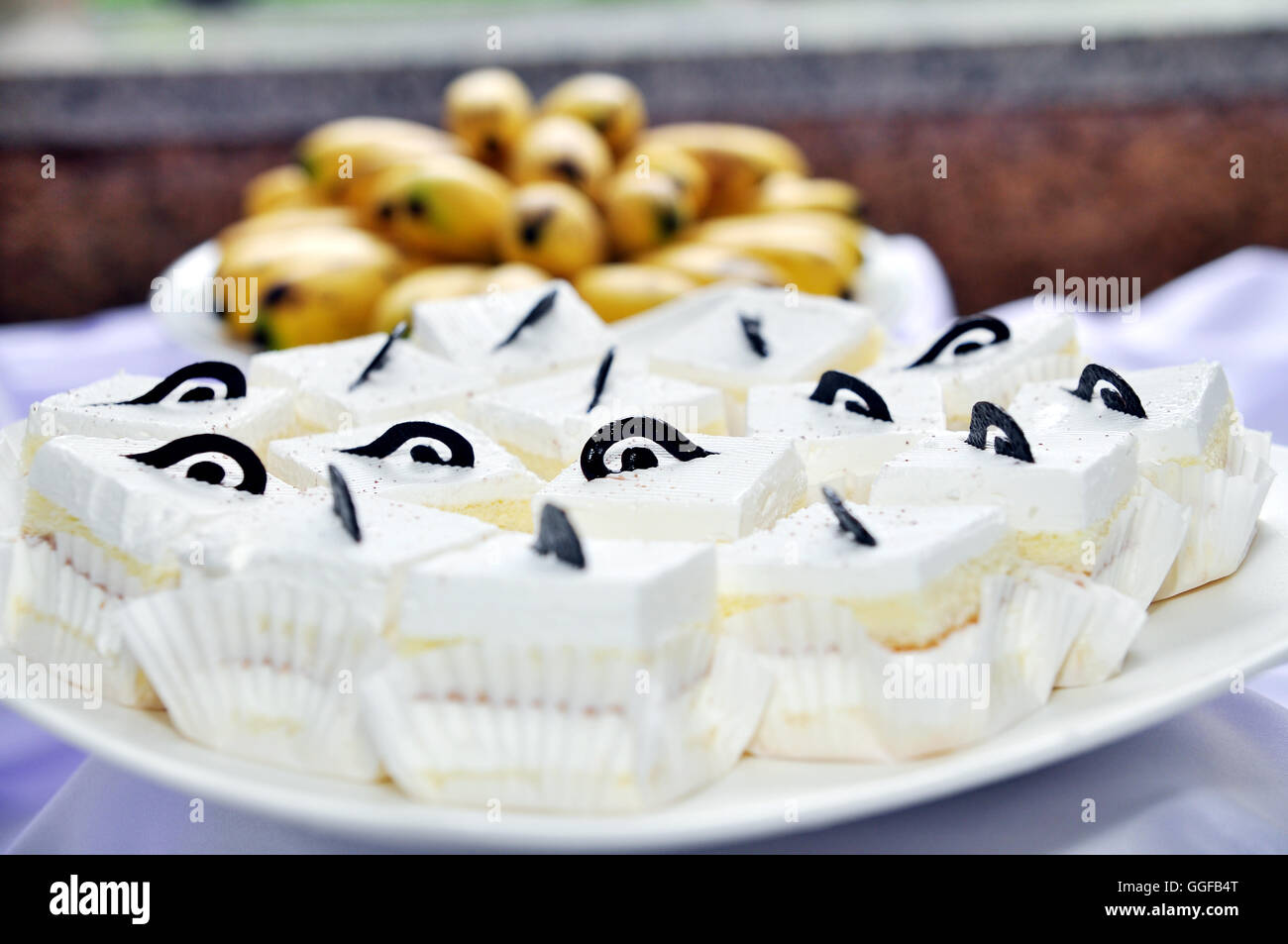 Weiße Creme Kuchen mit Schokolade Stockfoto