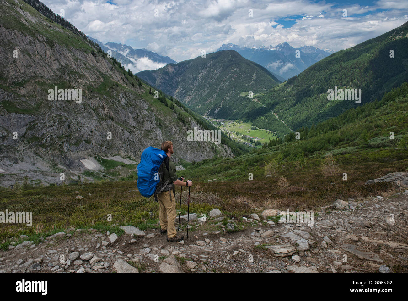 Haute Route Trekker Abstieg vom Col de Balme Pass an der Grenze von Frankreich und der Schweiz. Stockfoto