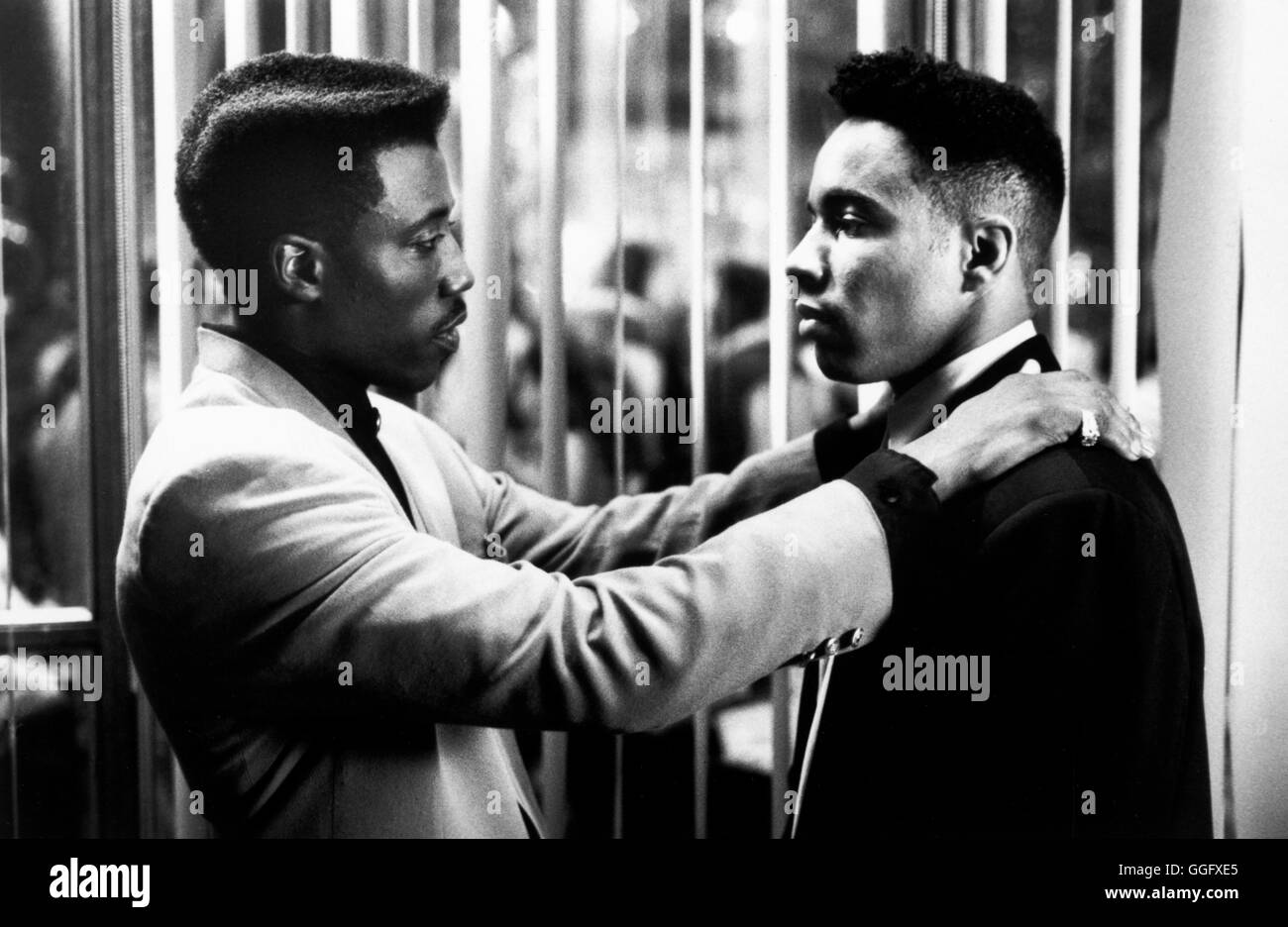 NEW JACK CITY / New Jack City USA 1990 / Mario Van Peebles Mit der Synthetischen Droge Crack hat der Schwarze Gangster-Boss Nino Brown Ein Mächtiges Imperium Aufgebaut. Doch Zwei Polizisten Sind Ihm Auf Den Fersen: der Schwarze Scotty Appleton Und Sein Weißer Kollege Nick Peretti. Sterben Sie Beiden Gehen in Den Untergrund Und Schleichen Sich in Ninos Gang Ein. Foto: Nino Brown (WESLEY SNIPES), Gee Geld (ALLEN PAYNE)-Regie: Mario Van Peebles aka. New Jack City Stockfoto