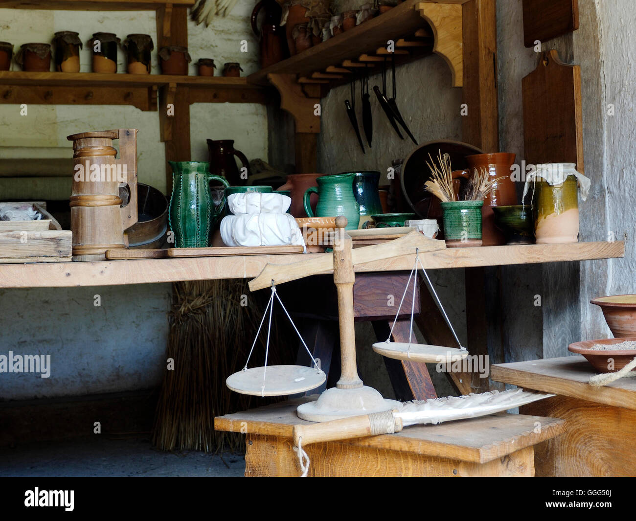 Die Szene in einem späten mittelalterlichen Shop im Weald & Downland Museum Stockfoto
