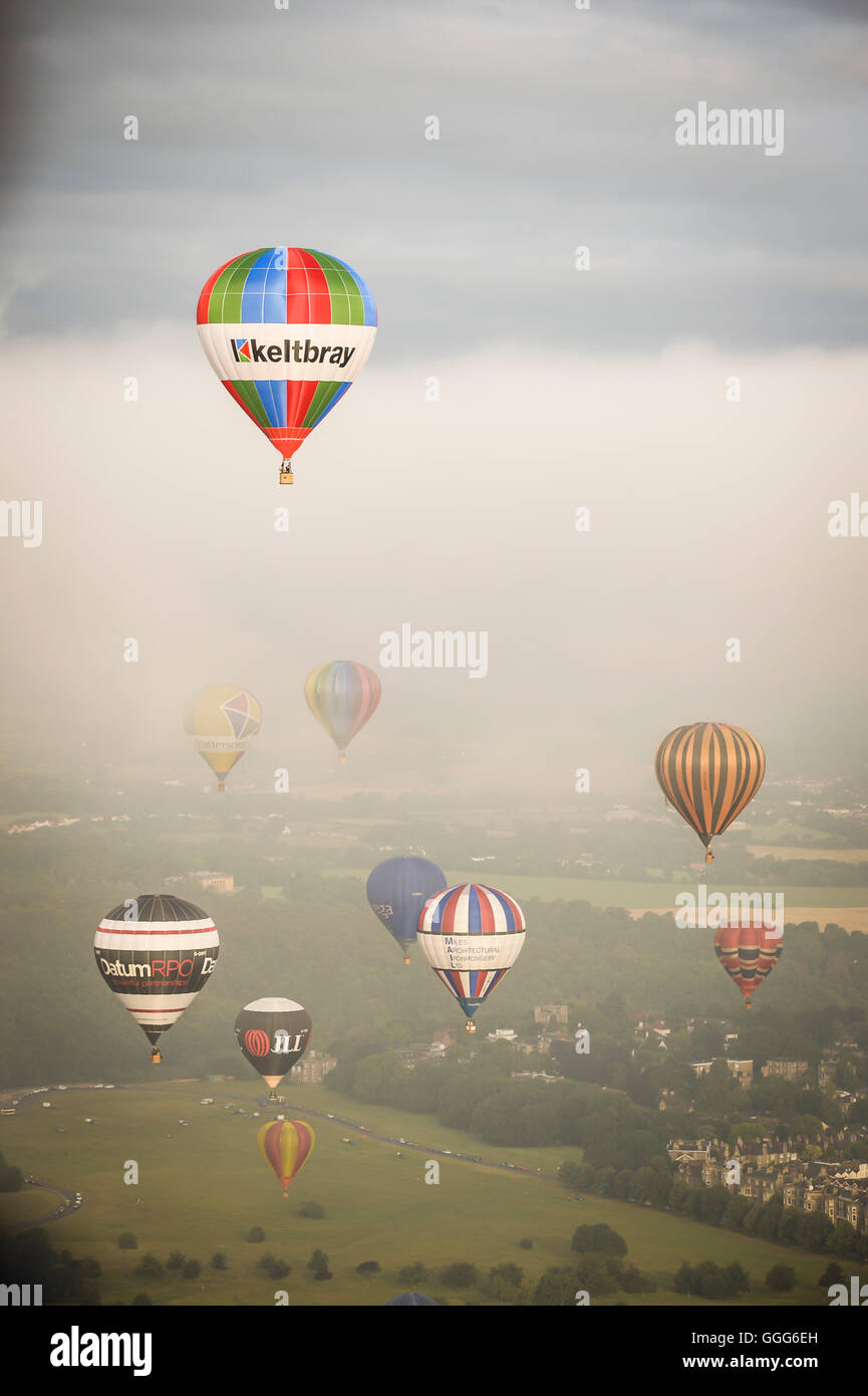 Ballons durchlaufen Wolke wie sie am Himmel von Bristol zu füllen, wie Dutzende von Ballonfahrern eine massenhafte Einführung von Clifton Downs, weniger als eine Woche bis zum Beginn der Bristol International Balloon Fiesta markieren teilnehmen. Stockfoto