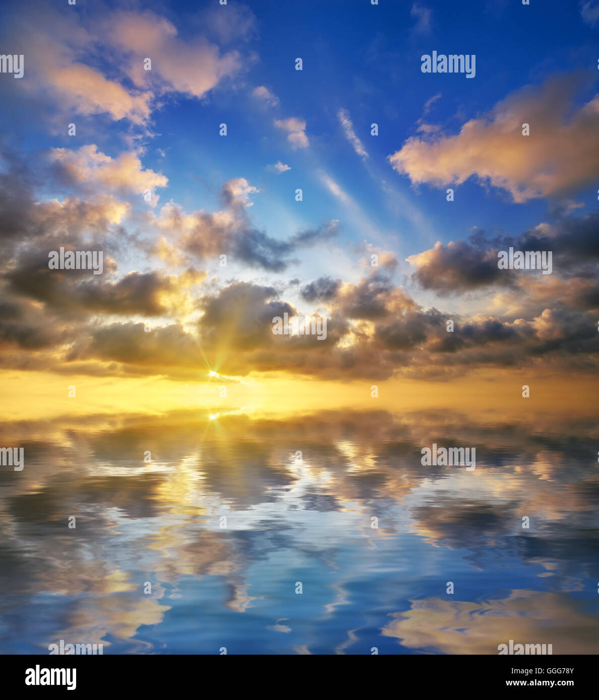 schöner Sonnenuntergang am Meer. schöne Seelandschaft Stockfoto