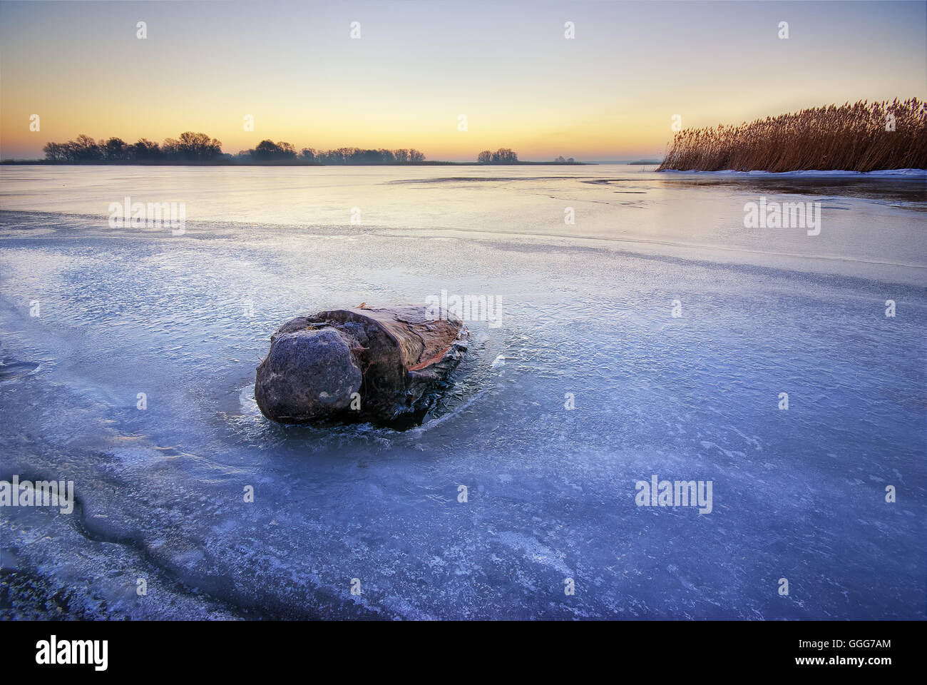 Winter-Eis. Schmelzendes Eis auf dem Fluss. Natur-Zusammensetzung Stockfoto