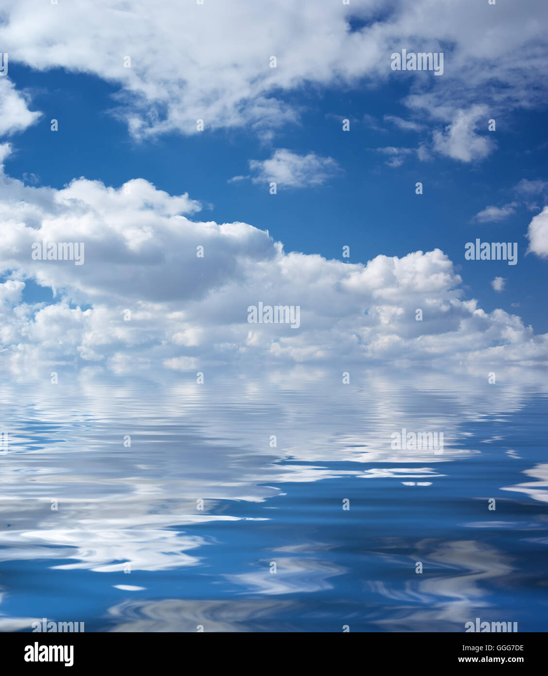 Schöne Seenlandschaft. Tiefblauer Himmel am sonnigen Tag. Himmelshintergrund. Stockfoto