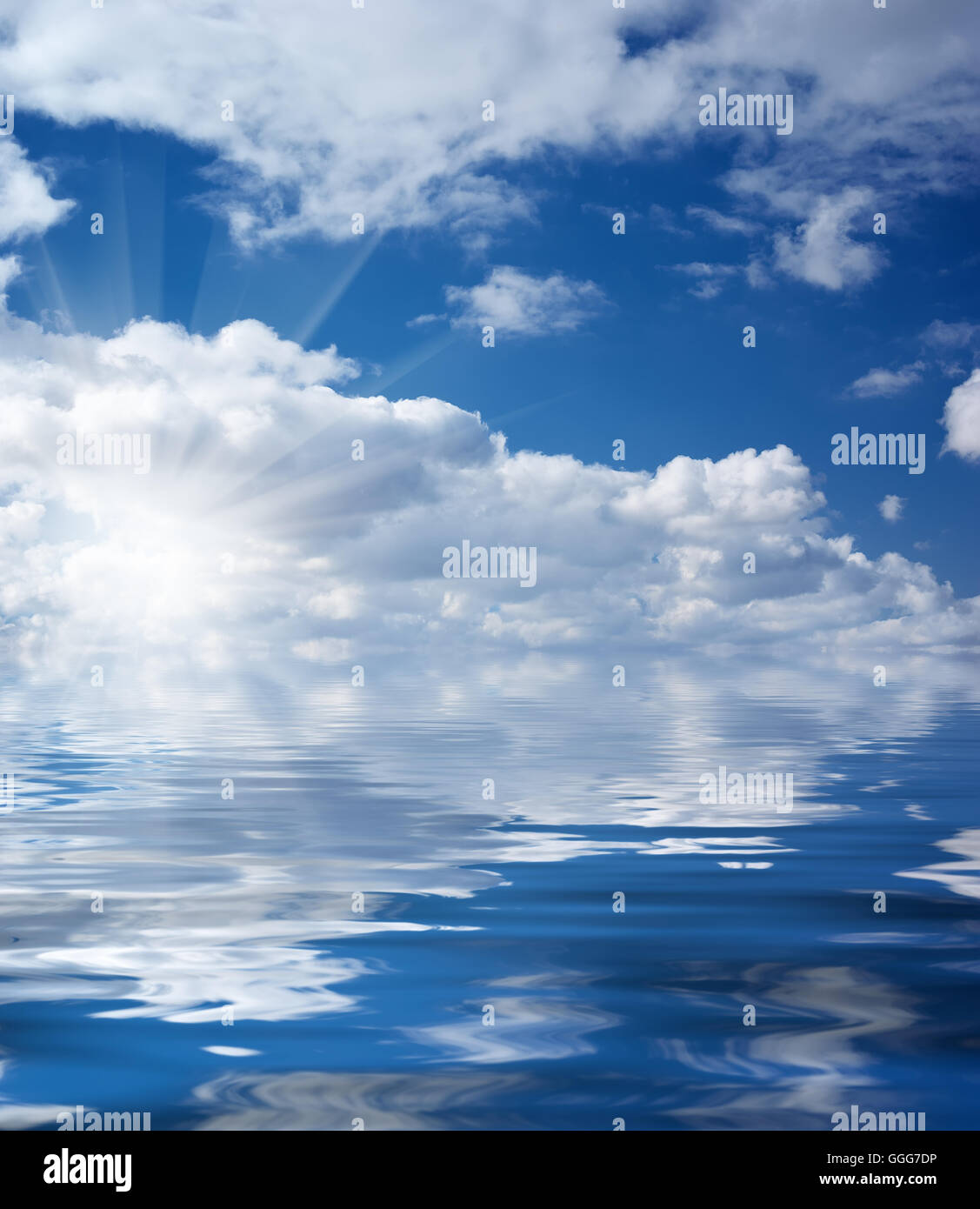 Schöne Seenlandschaft. Tiefblauer Himmel am sonnigen Tag. Himmelshintergrund. Stockfoto