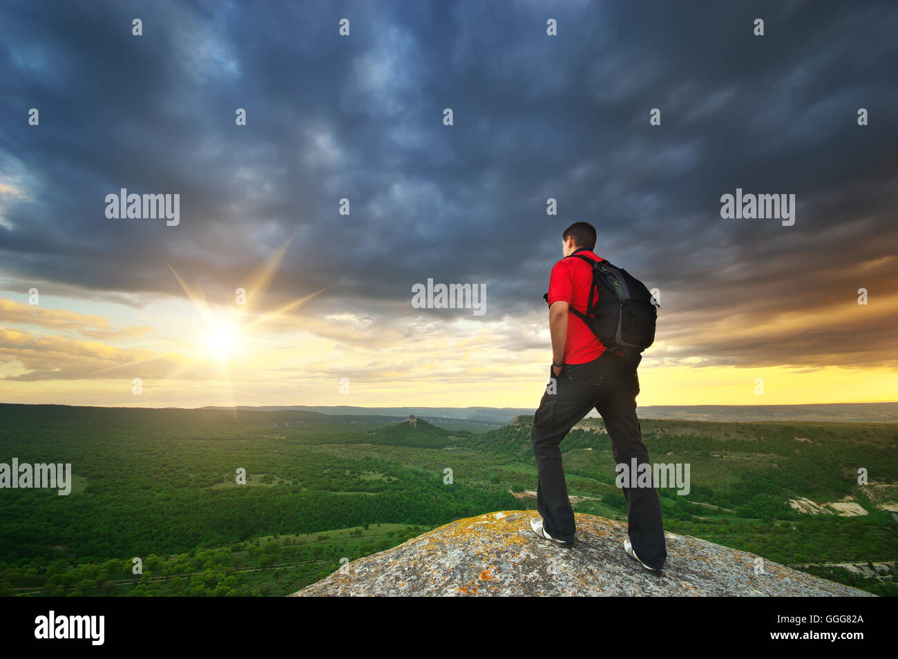 Mann am Gipfel des Berges. Element des Designs. Stockfoto