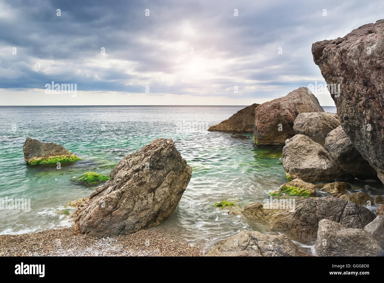 Meeresküste mit großen Felsen. Schöne Seenlandschaft. Natur-Zusammensetzung Stockfoto