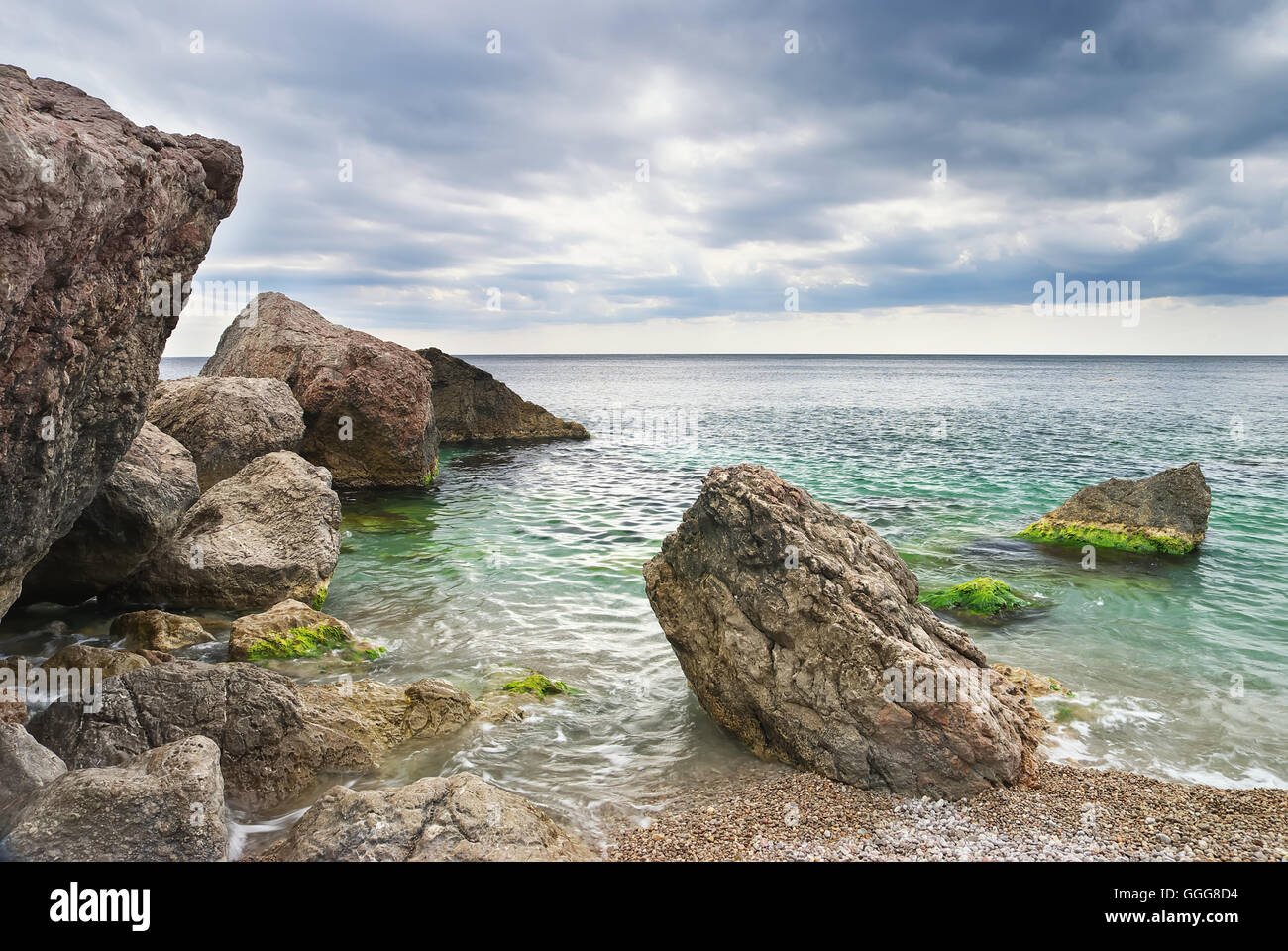 Meeresküste mit großen Felsen. Schöne Seenlandschaft. Natur-Zusammensetzung Stockfoto