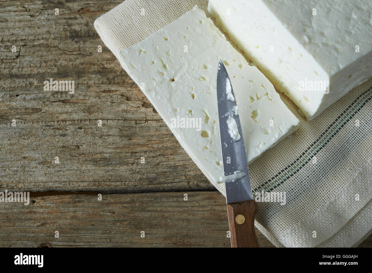 Würfel aus frischen Feta-Käse auf einer Gaze Stockfoto