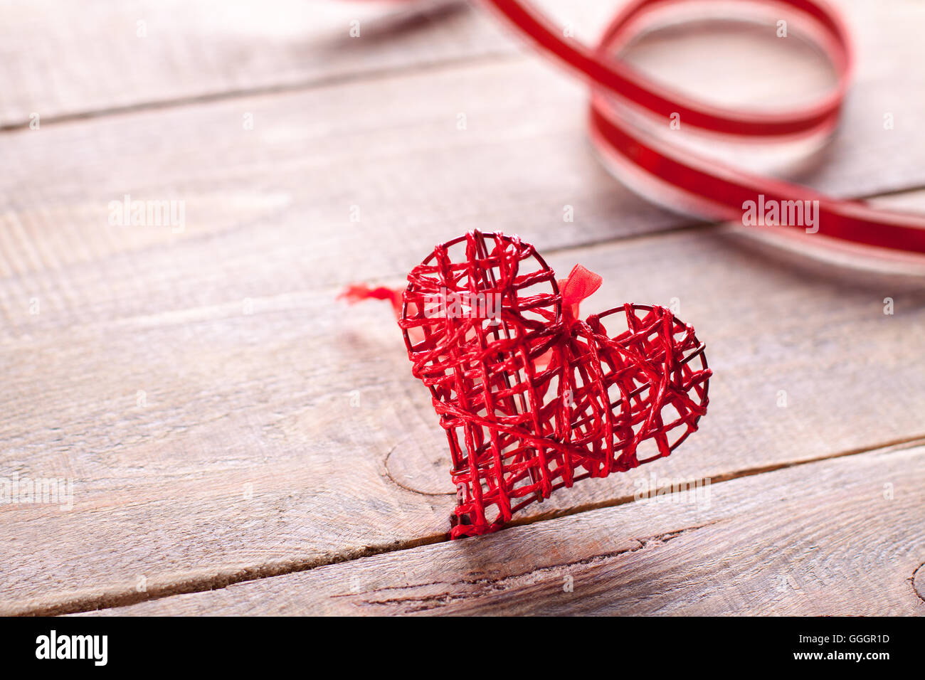 Rotes Herz auf hölzernen Hintergrund. Symbol der Liebe in den Valentinstag. Stockfoto