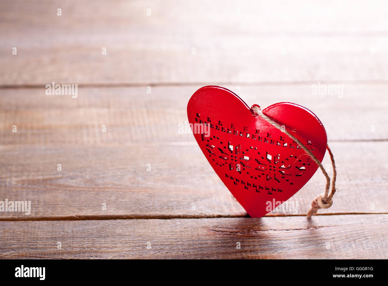 Rotes Herz auf hölzernen Hintergrund. Symbol der Liebe in den Valentinstag. Stockfoto