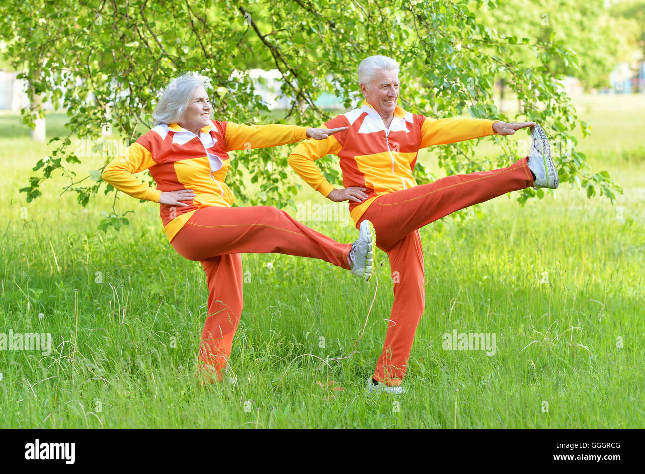 älteres paar Ausübung zu passen Stockfoto