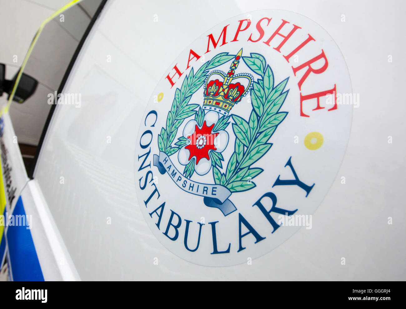 Hampshire Constabulary Polizei-Logo an der Seite einen Polizeiwagen Stockfoto