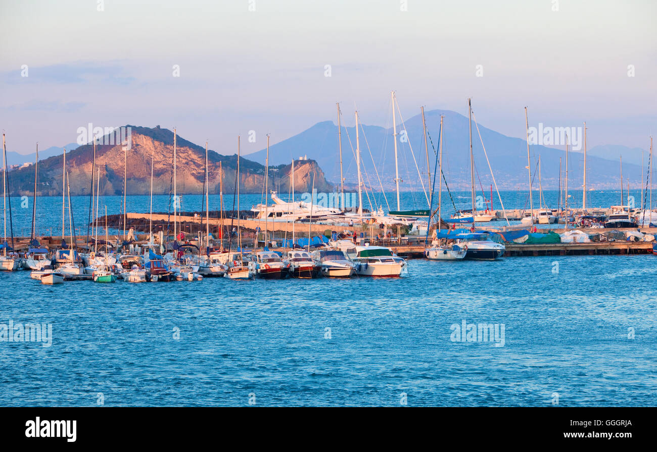 Segelboote in Marina Grande, Insel Procida, Kampanien, Italien Stockfoto
