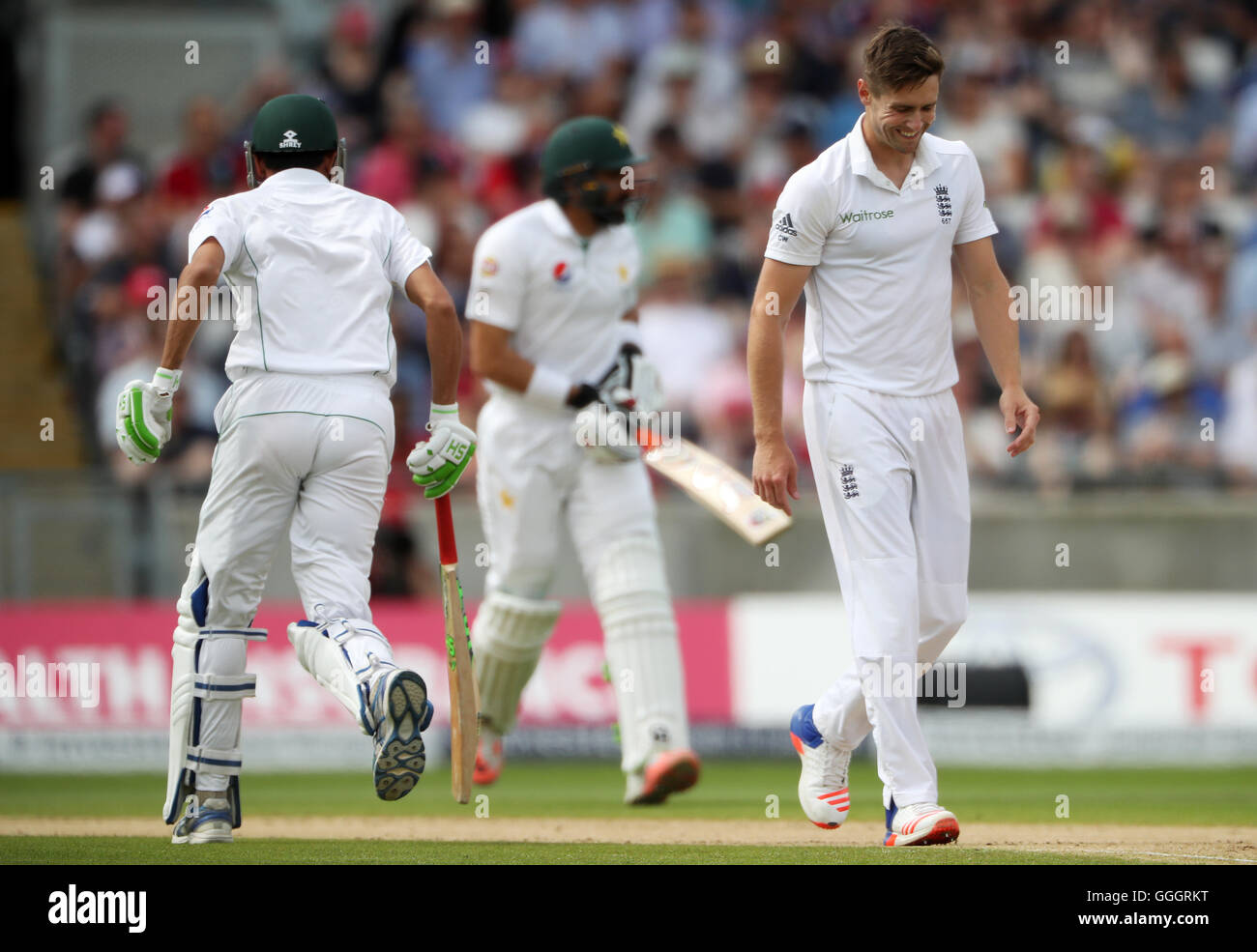 Englands Chris Woakes zeigt seine Frustration als Pakistans Misbah-Ul-Haq und Younus Khan hinzufügen ihre Übernachtung Gäste tagsüber drei der 3. Investec Testspiel bei Edgbaston, Birmingham. Stockfoto