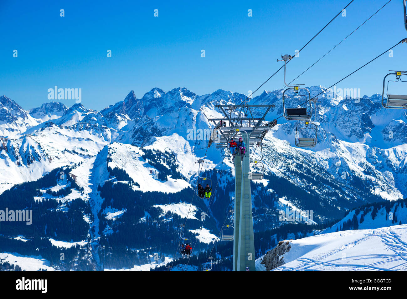 Geographie/Reisen, Österreich, Vorarlberg, Doppelsesselbahn, Hahnenkoepfle Seilbahn Bergstation, dahinter das Allgäuer Hauptkamm, Gottesacker Plateau, Kleinwalsertal, Freedom-Of - Panorama Stockfoto