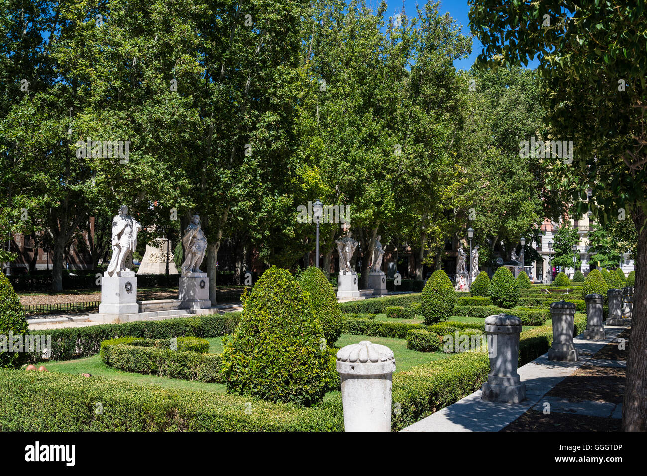 Reihe von Statuen, bekannt als die gotischen Könige, Plaza de Oriente, Madrid, Spanien Stockfoto