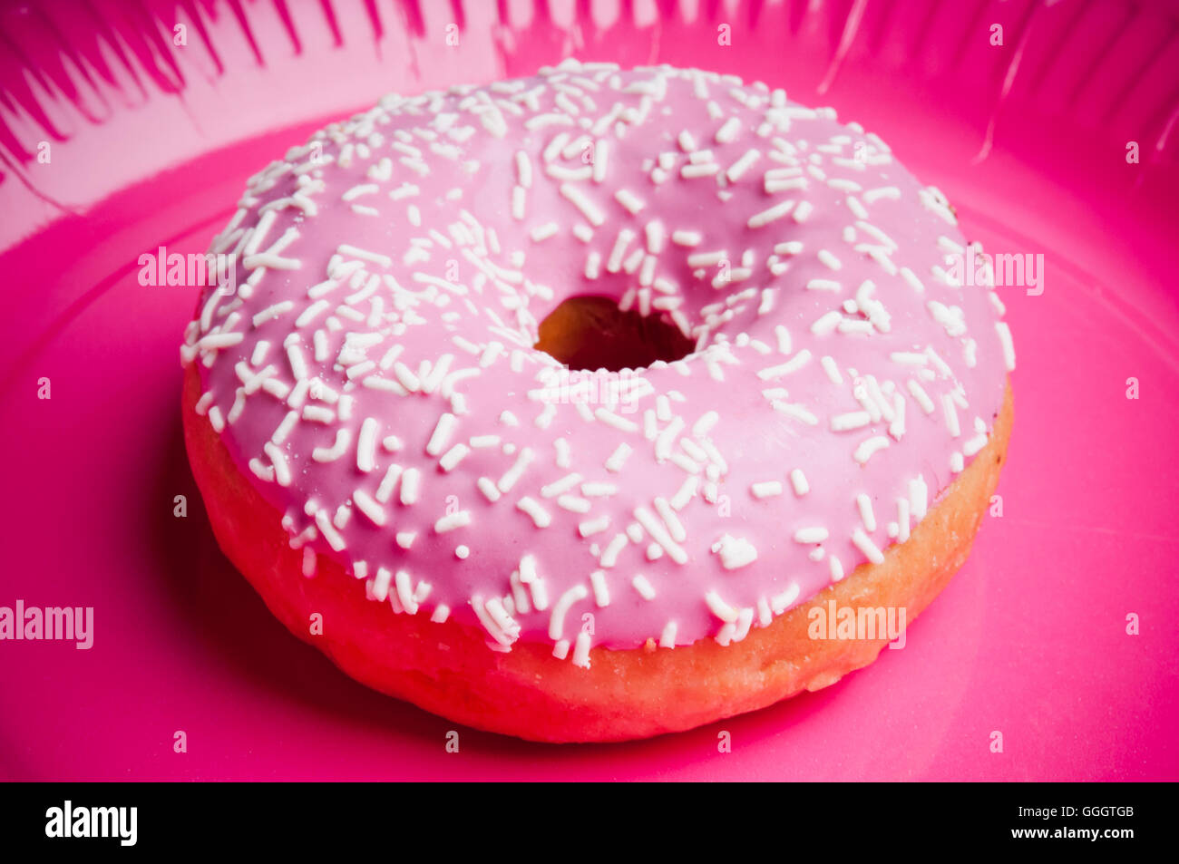 glasierten Donut auf einem rosa Teller Stockfoto