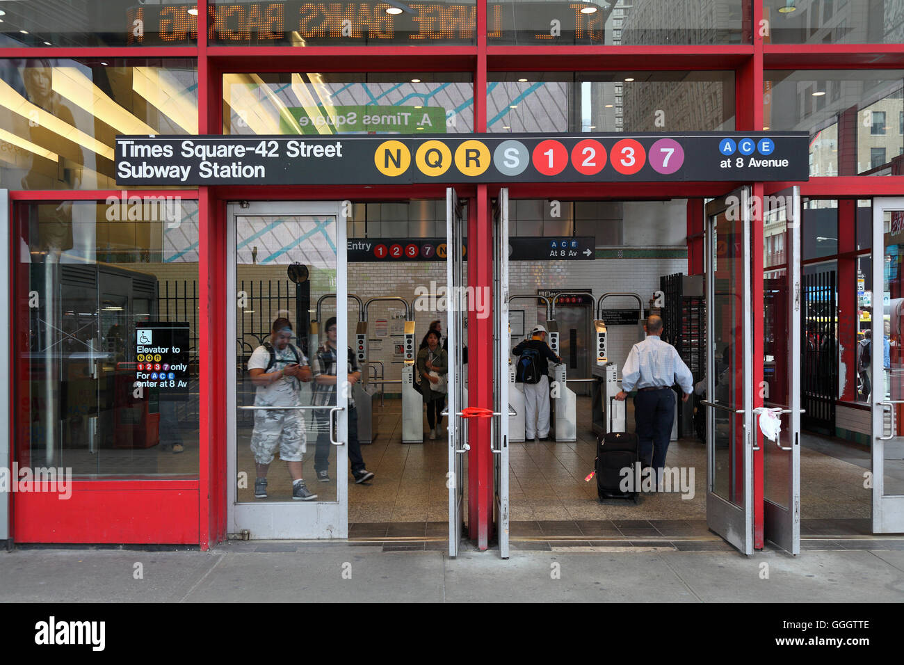Geographie/Reisen, USA, New York, New York, Times Square, 42nd Street U-Bahn Eingang, Additional-Rights - Clearance-Info - Not-Available Stockfoto
