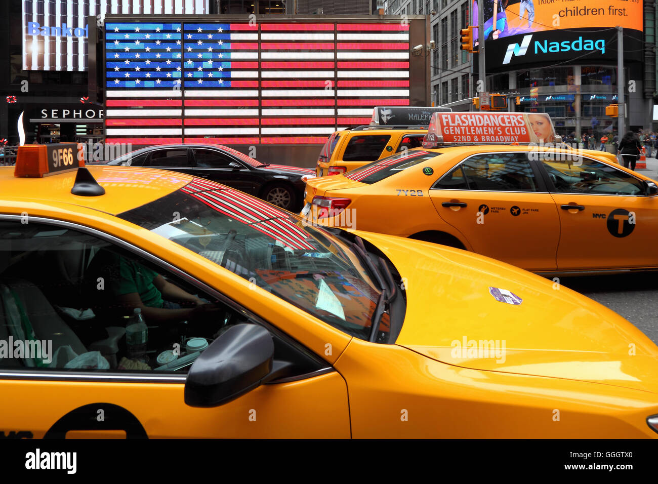 Geographie/Reisen, USA, New York, New York City, beleuchtete Wand, die Lichter der Stadt mit der amerikanischen Flagge am Times Square, gelbes Taxi (Taxi), Midtown Manhattan, Additional-Rights - Clearance-Info - Not-Available Stockfoto