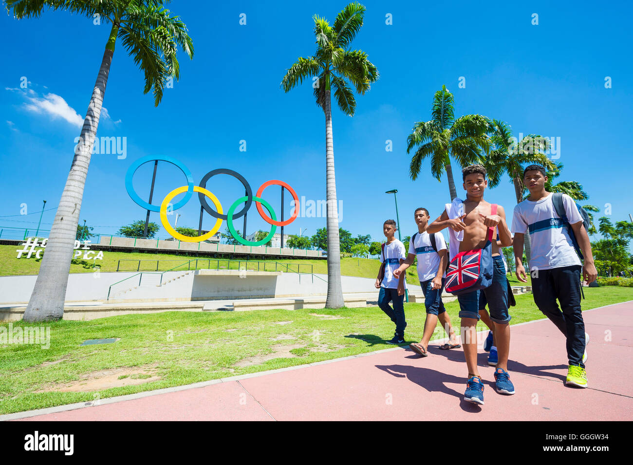 RIO DE JANEIRO - 18. März 2016: Junge Brasilianer laufen Sie vor Olympischen Ringe für die Sommerspiele 2016 installiert. Stockfoto