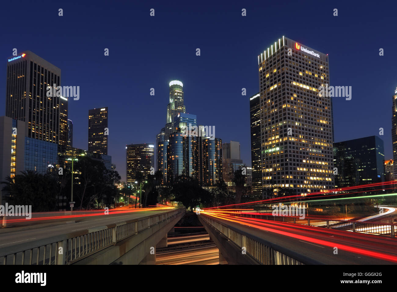 Geographie/Reisen, USA, Kalifornien, Los Angeles, skyline Los Angeles und Harbor Freeway (I-110) in der Nacht, Additional-Rights - Clearance-Info - Not-Available Stockfoto