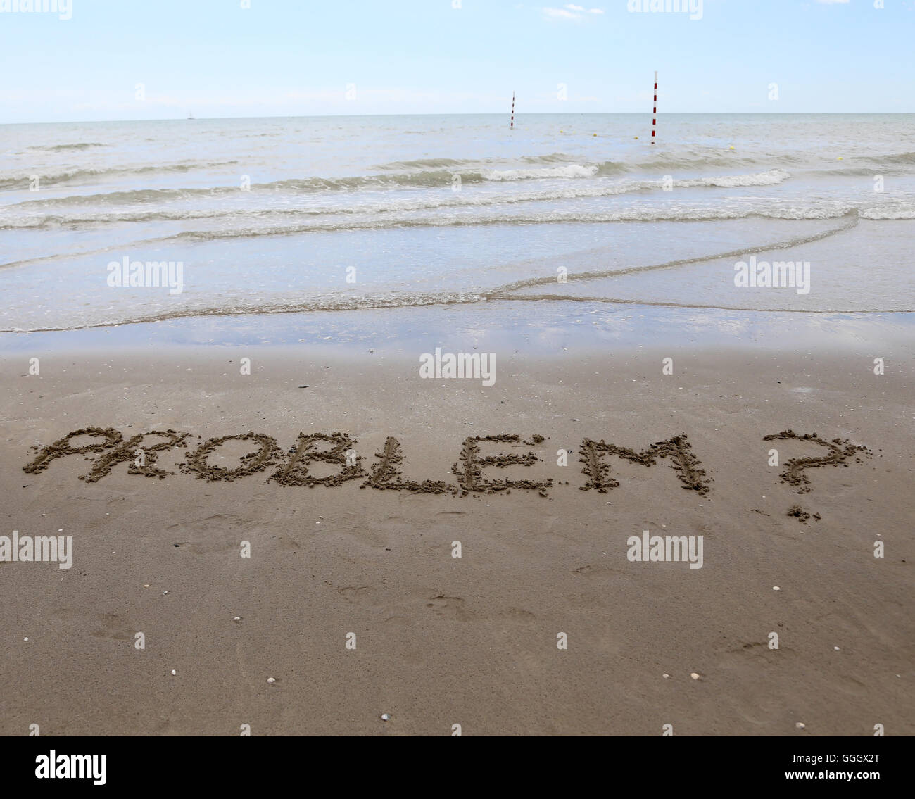 großes PROBLEM geschrieben am Strandsand Stockfoto