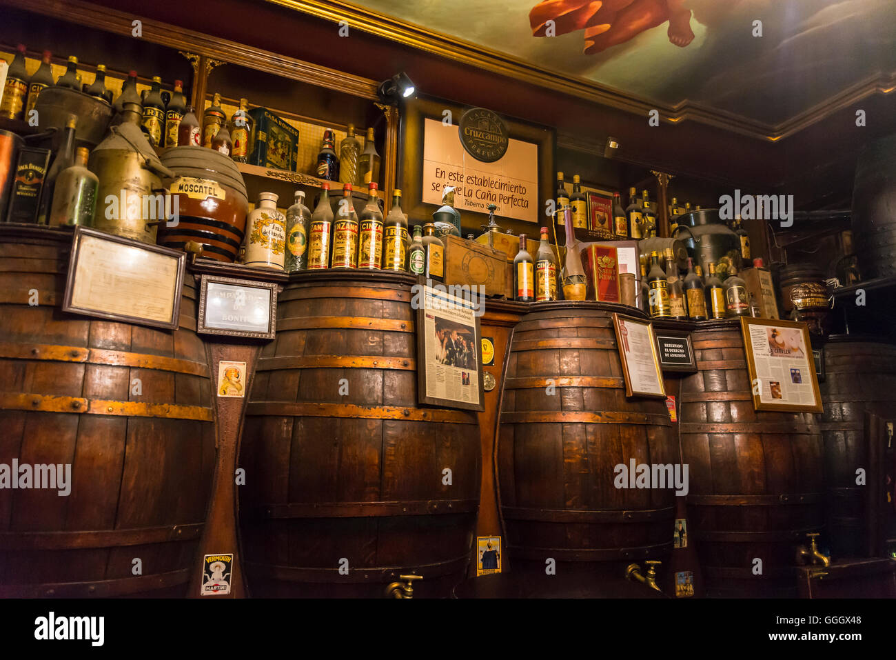 Bierfässer in traditionellen Taverne Engel Sierra, Chueca Platz, Madrid, Spanien Stockfoto
